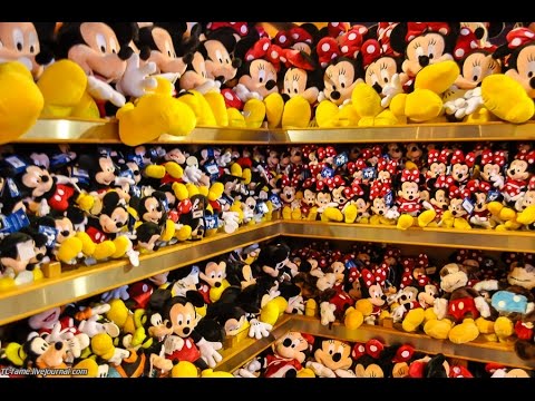 Видео: Обзор магазинов в Диснейленде Париж! Shops at Disneyland Paris!