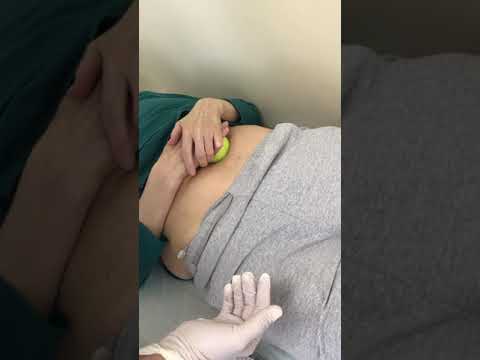 Видео: Самопомощь, при компрессионном переломе позвоночника.