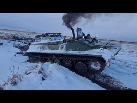 Видео: МТЛБ провалились в ручье с клином и колесами от К-700.