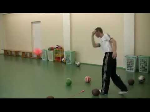 Видео: Точно в цель - подвижная игра с мячами