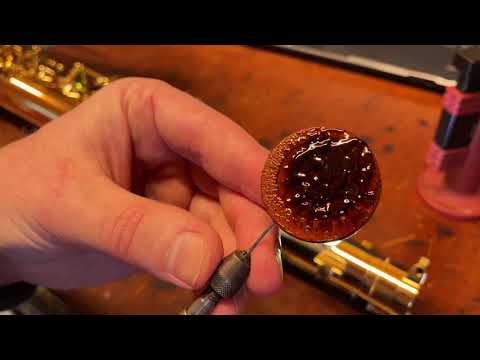 Видео: Тема ремонта саксофона: как выглядят протечки из-за недостаточного количества шеллака и как это и...