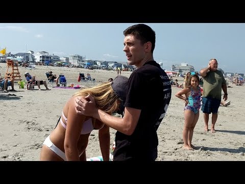 Видео: НЕВЕРОЯТНЫЙ ГИПНОЗ В ХЭМПТОН-БИЧ | ПОЛНОЕ НЕРАЗРЕЗАННОЕ ШОУ УЛИЧНОГО ГИПНОЗА