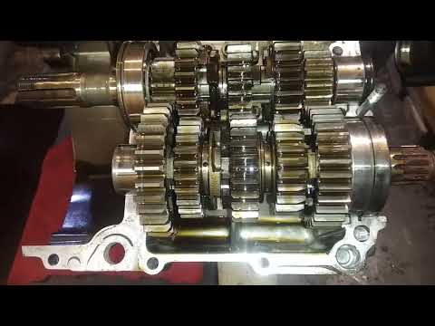 Видео: Suzuki GSF 1200 ремонт КПП.
