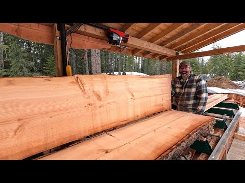 Видео: Фрезерование больших комлей брёвен — распиловка брёвен и исключение сотой древесины из списка рас...
