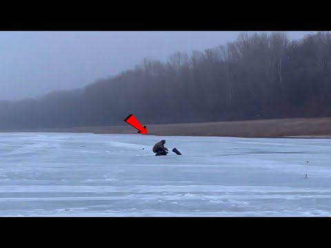 Видео: ОСТАВИЛ ЖЕРЛИЦЫ НА НОЧЬ... Утром поймал ВОРА с поличным! ЖОР ЩУКИ по последнему льду