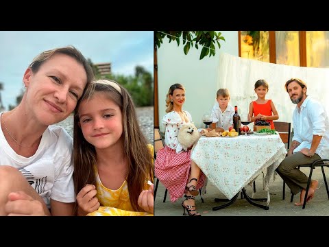 Видео: Татьяна Волосожар и Максим Траньков провели незабываемые летние каникулы с подросшими детьми в Сочи