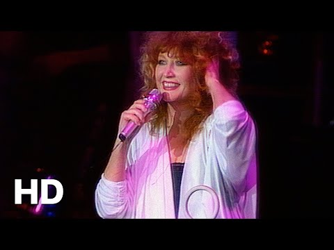 Видео: Алла Пугачёва - Молодой человек, пригласите танцевать (Official Video) [«Рождественские встречи»]
