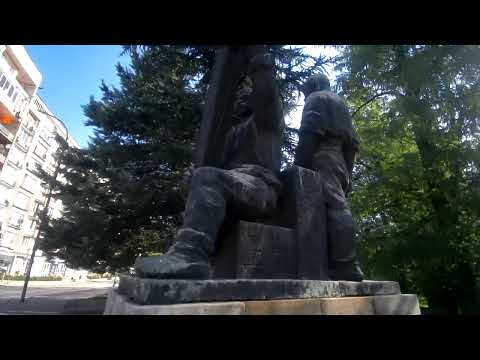 Видео: Един празничен ден в Габрово. Улиците на града сутринта на 8 септември . Репортаж на www.33worlds.tv
