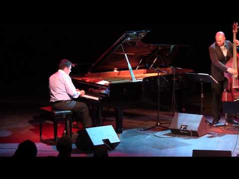 Видео: Спят усталые игрушки (А.Островский)