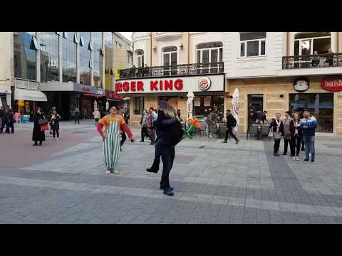 Видео: Предложение за брак чрез въвличане в уличните скечове на Кени