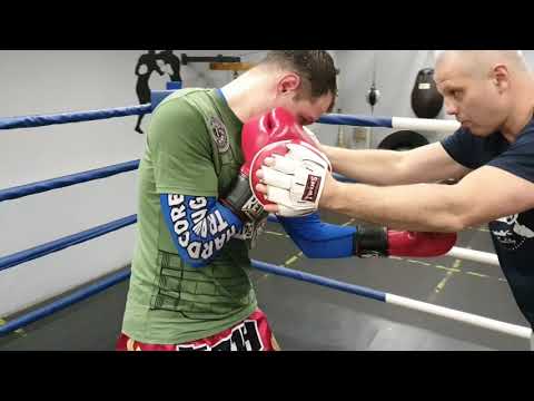 Видео: Удар левой снизу в область печени на месте и с шагом.