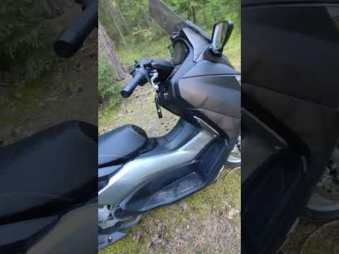 Видео: Обзор скутера TMax / Zmax Kunhao двигатель Jinlang EFI ROJO RONGMAO 180 см³.