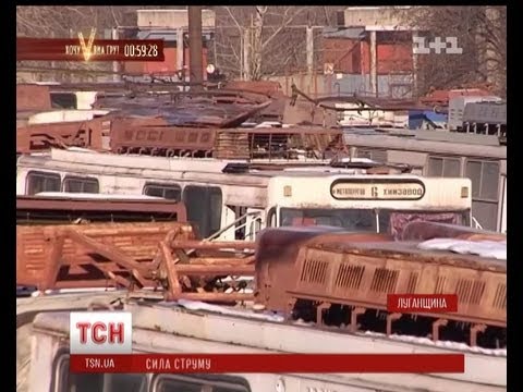 Видео: В Алчевську жінку ледь не вбило електричним струмом, коли вона заходила в тролейбус