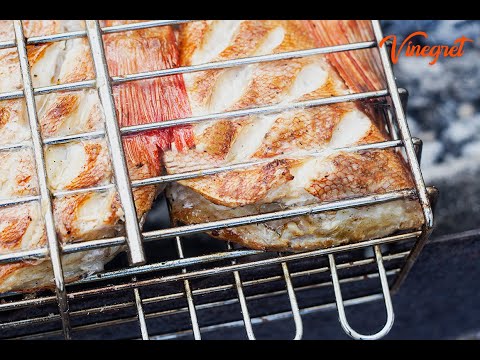 Видео: Невероятно вкусный морской окунь! Рыба на углях