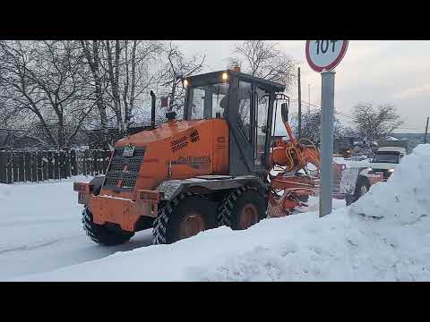 Видео: Чистка снега трактором Т 25