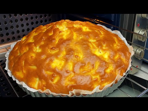 Видео: Бабушкин 🍎 яблочный пирог за 5 минут! ⏱ Вы захотите печь его каждый день! 😋 Просто и вкусно!