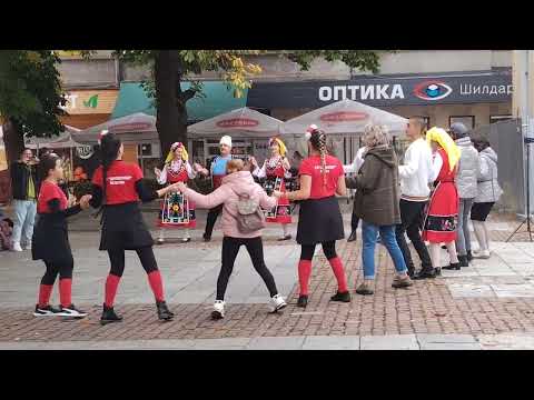 Видео: Честит празник.Хоро се вие извива.Оркестър Габрово.Диригент Николай Венков.Солист Таня Соколова.