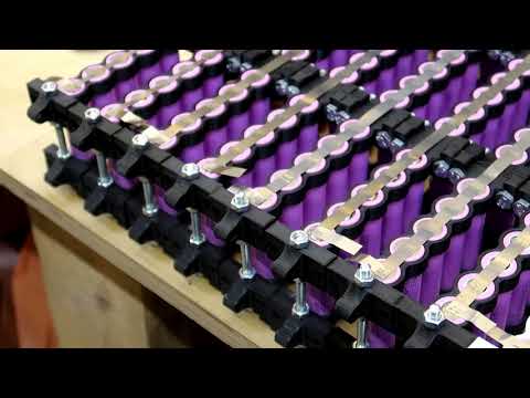 Видео: Собираем МЕГА батарею из 400 аккумуляторов 18650