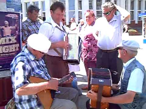 Видео: дядя Слава, дядя Леша и дед Коля. Канарейка. (Липецкий рынок.)