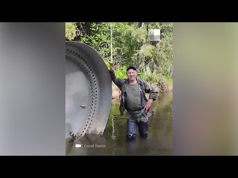 Видео: Рыбаки нашли в тайге ступени ракеты