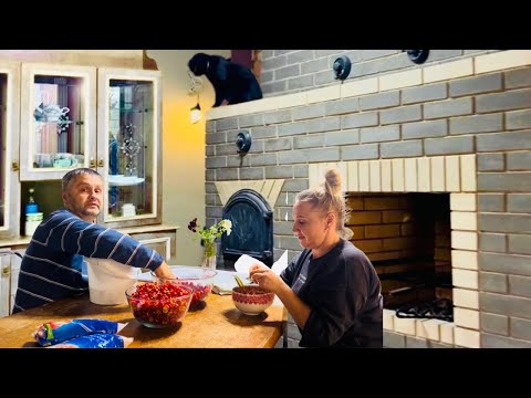 Видео: Жизнь в Деревне-Это Тяжёлый, Ежедневный труд. Один Выходной День Белорусской Семьи на Хуторе! 