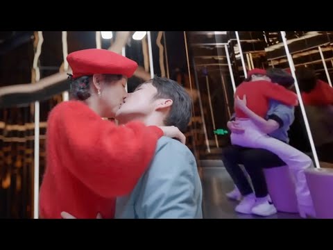 Видео: Генеральный директор держал Золушку на коленях и дико целовал ее, кусая, пока ее рот не стал мягким!