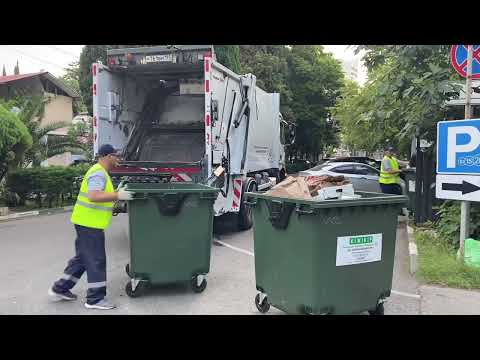 Видео: Один день с водителем мусоровоза в #сочи