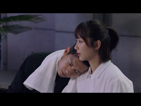 Видео: Герой делает предложение героине. Этот крутой парень будет вести себя как ребенок с ее возлюбленной