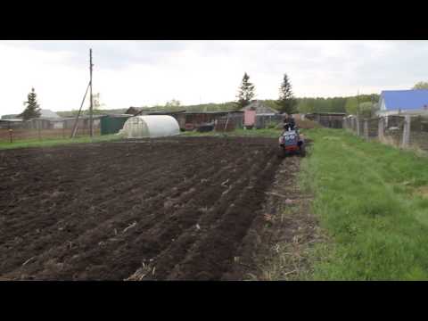 Видео: Минитрактор КМЗ вспашка 17 05 2015
