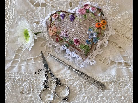 Видео: Вышиваем цветочные мотивы для саше, шьем сердце