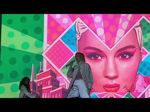 Видео: Юлиана Караулова в Омске 