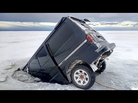 Видео: Люди топят машины и снегоходы. Дорогая рыбалка.