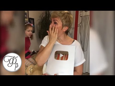 Видео: ДО СЛЕЗ!!! Серебряная кнопка YouTube - Наконец-то прислали!