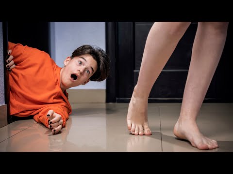 Видео: НЕДЕТСКИЙ СПОР! Кто ПРОБЕЖИТСЯ по школе БЕЗ ОДЕЖДЫ?