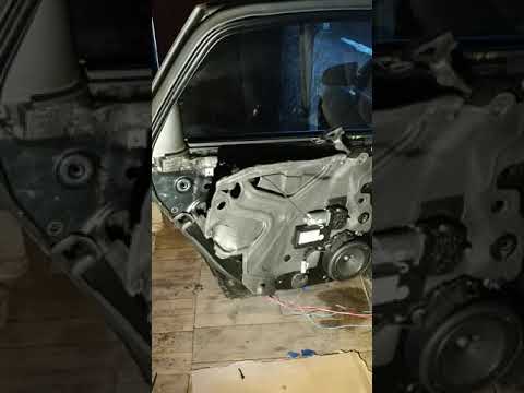 Видео: Как вскрыть задню дверь AUDI A4. B6. 2002 г.
