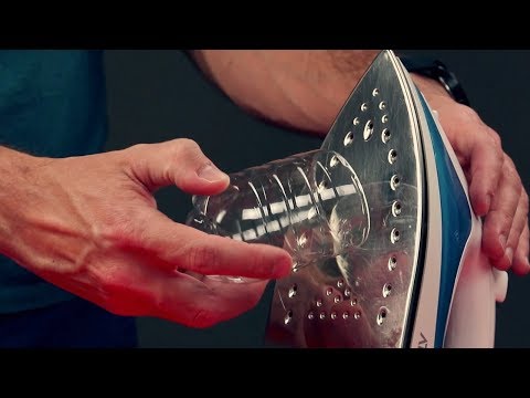 Видео: Прижимаем пластиковую бутылку к утюгу. Теперь на кухне - полный порядок.