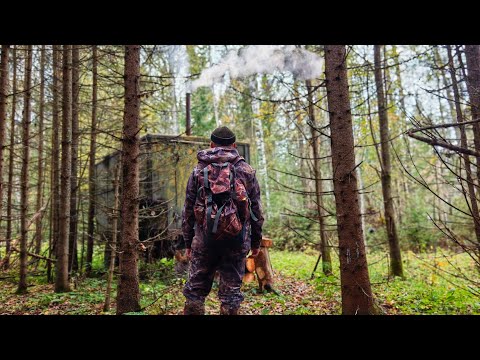 Видео: ОХОТА В ТАЙГЕ НА БОРОВУЮ ДИЧЬ. ЖЕЛЕЗНАЯ ИЗБА СПАСАЕТ ОТ НЕПОГОДЫ