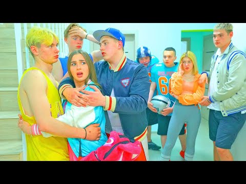 Видео: Любов или приятелство? 💛 Даяна трябва да направи избор! Сложни взаимоотношения в училището
