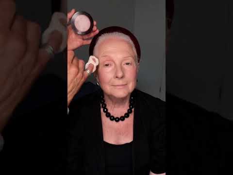 Видео: Макияж для девушек в очках