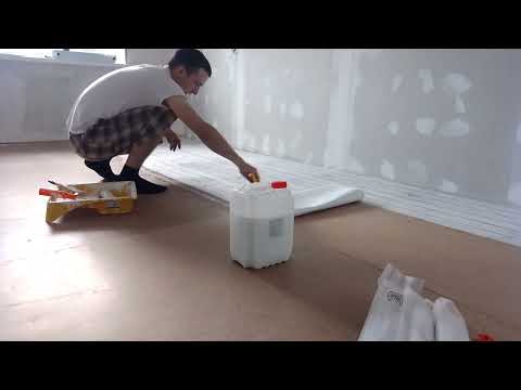 Видео: Самодельный ламинат -  Клеим обои на пол вместо линолеума
