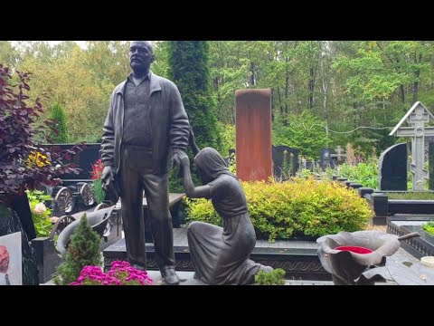Видео: Необычные, удивительные и просто красивые памятники на могилах Востряковского кладбища