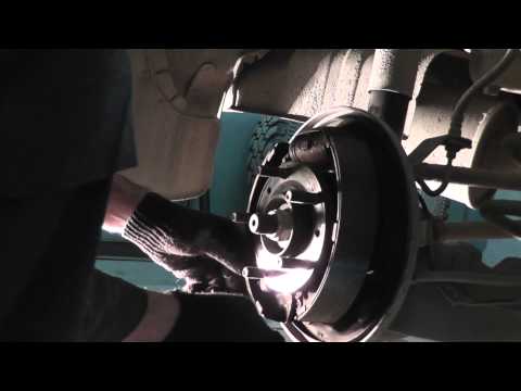 Видео: Мазда Трибьют: ремонт и обслуживание - Замена задних колодок