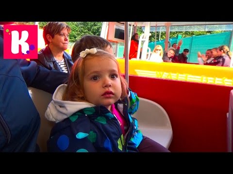 Видео: Катя и Макс катаются на паровозике