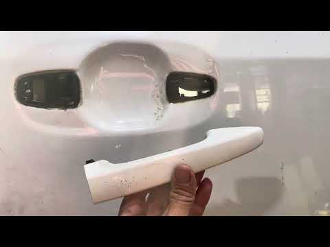 Видео: Замена наружной дверной ручки Toyota Sienna 2011-2020 модельного года, ремонт минивэна LE 2013 го...