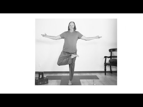 Видео: Счастливая иога 30 минут Майкл Роуч