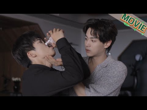 Видео: Мокрый парень💦 Босс защищает его руками, глаза полны любви❤️ Зрители в восторге🔥