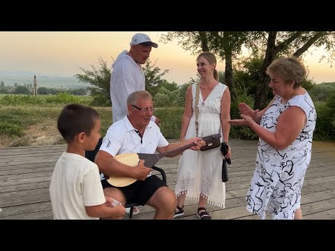 Видео: Семейный вечер: Домбра у озера и аплодисменты близких / Огни набережной Анапы и красота усадьбы