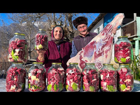 Видео: Настоящая деревенская Тушенка в Стеклянных Банках из Огромной Говяжьей Ноги