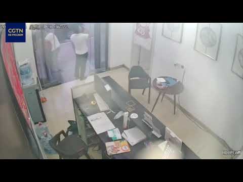 Видео: Родители спасли ребенка, который подавился вишней