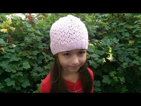 Видео: Как связать ажурную летнюю детскую шапочку спицами МК